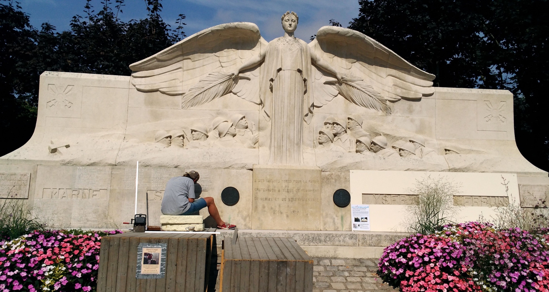 Gravure des 237 noms des soldats disparus pendant la première guerre mondiale sur le monument aux morts de Châteaudun